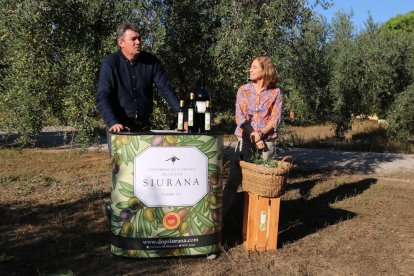 Antoni Galceran, president de la DOP Siurana, i la cuinera Ada Parellada durant l'acte de presentació de la nova collita fet a Valls.