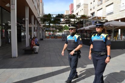 Imatge d'una patrulla a peu dela Guàrdia Urbana de Reus.