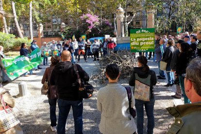 Una seixantena de persones durant la protesta organitzada per Unió de Pagesos a Reus.