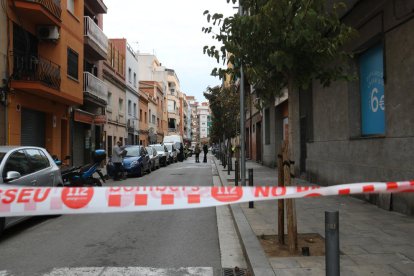 El carrer de Santa Coloma de Gramenet on s'ha produït l'incendi tallat al trànsit pels Bombers.