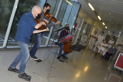 Imatge de l'actuació musical de Camerata XXI als pacients de l'UCI a Reus.