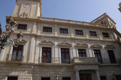 Fachada del Ayuntamiento de Reus, con banderas oficiales en el terrado, y sin el lazo amarillo.