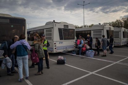 Refugiats arribant per ser atesos a l'estacionament d'un centre comercial, a Zaporiyia.