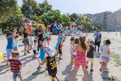 Els nens no es cansaven de jugar amb les bombolles.