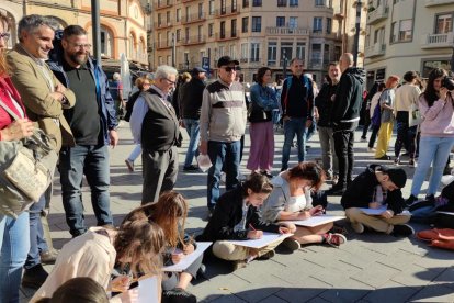 Desenes de persones es van aplegar ahir per participar en els tallers i les activitats.