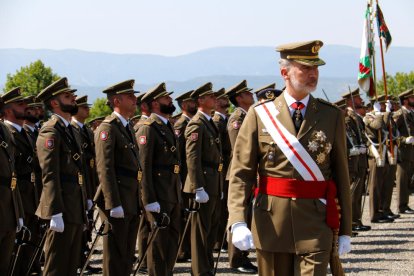 El rei Felip VI a l'entrega de despatxos a l'Acadèmia militar de Talarn.