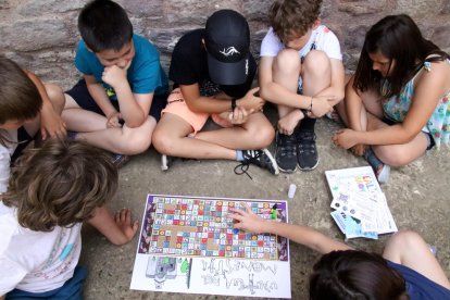 Los alumnos de los últimos cursos de la escuela del Estany jugando.