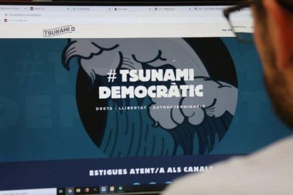 Imatge d'un usuari consultant la web de Tsunami Democràtic