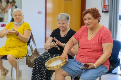 Els participants a l'activitat 'Música activa!' havien de marcar les pulsacions amb els instruments.