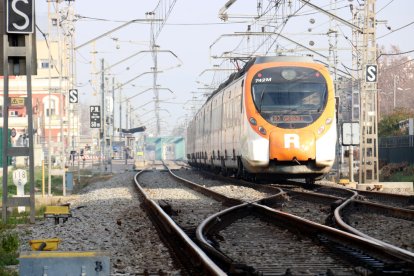 Un tren de Rodalies al seu pas per Montcada i Reixac.