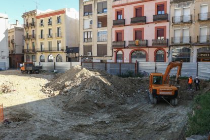 Durante los próximos meses se acabará de sanear y pavimentar el espacio e instalar los cimientos.