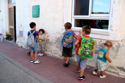 Alumnos de la escuela rural El Sarraceno de Bellmunt del Priorat pocos minutos antes de entrar en el centro educativo.