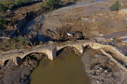 Imagen aérea del Pont Vell de Montblanc, con el cauce del río lleno de árboles y de barro.