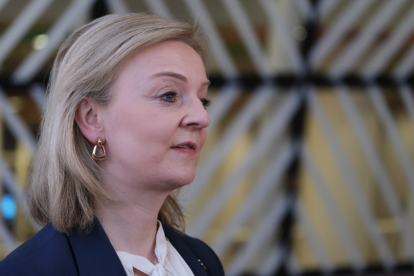 La ministra d'Exteriors del Regne Unit, Liz Truss, a l'arribada a una reunió amb els seus homòlegs europeus.