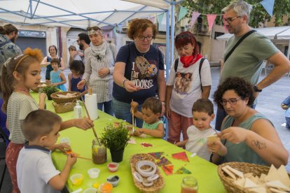 La plaça del Rei es va convertir ahir en un taller de mosaic de trencadís.