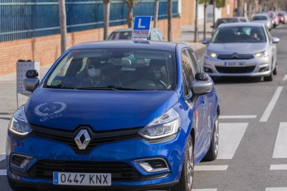 Pràctiques de conduir amb el cotxe d'una autoescola, en una imatge d'arxiu.