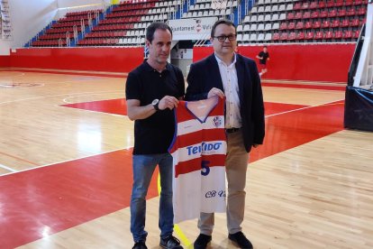 Víctor Neila amb el president del CB Valls, Magí Mallorquí.