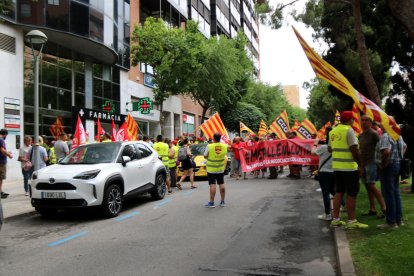 Els treballadors han tallat el lateral de l'avinguda de Roma per la protesta davant la seu de la patronal del sector.