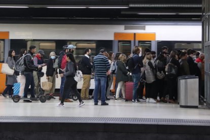 Passatgers esperant sortir d'una andana a Sants coincidint amb la vaga de Renfe convocada per la CGT.