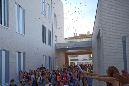 Moment de l'entrada dels alumnes del centre al nou edifici.