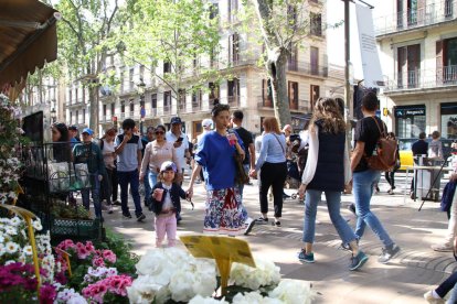 Turistes passegen per la Rambla per Setmana Santa.