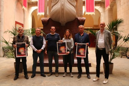 Inés Solé, consejera de Cultura de Tarragona, acompañada de los representantes de las pirotecnias participantes.