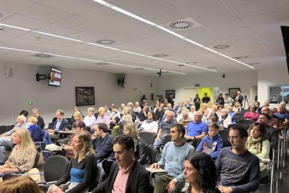 Aula Magna del Campus Terres de l'Ebre de la URV plena de gom a gom en la inauguració del curs acadèmic 2022/2023.