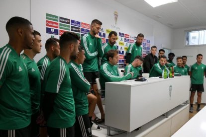 La plantilla del Córdoba, quejándose por la situación de que viven