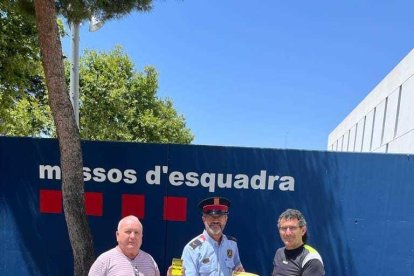 Alfonso López, a la dreta, president de la FAVT,  juntament amb Albert Fortuny, dels Mossos.