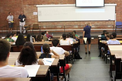 Estudiantes a punto de empezar el primer examen de la convocatoria de septiembre de las PAU en Barcelona.