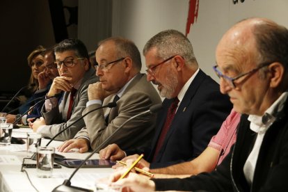 Varios abogados durante la rueda de prensa.