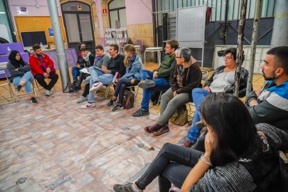 Instant de l'assemblea ahir al local de la Colla Jove dels Xiquets de Tarragona per acabar amb el racisme al barri.