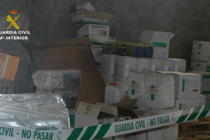 Algunos de los productos intervenidos por la Guardia Civil en el marco de un operativo estatal contra los productos fitosanitarios perjudiciales para el medio ambiente y la salud pública.