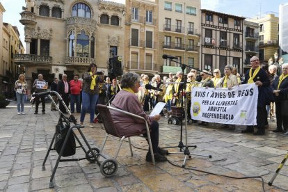 Imatge d'Ester Suazo llegint un relat sobre la història dels Avis i Àvies per la Llibertat, ahir.