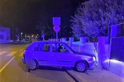 Imatge del vehicle estavellat contra la façana de l'habitatge a Torredembarra.