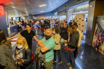 Imatge de les llargues cues per visionar la pel·lícula 'Alcarràs'.