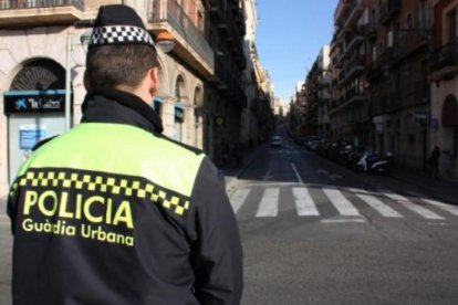 Imatge d'arxiu d'un agent de la Guàrdia Urbana