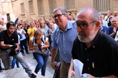 L'alcalde de Roquetes, Paco Gas, accedint al jutjat de Tortosa acompanyat del seu advocat, Javier Faura.