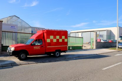 Un camió de bombers davant de l'empresa AFEPASA, on es va produir un incendi.