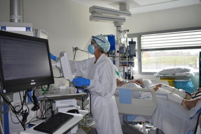 Un paciente con covid en la UCI del hospital Santa Caterina.