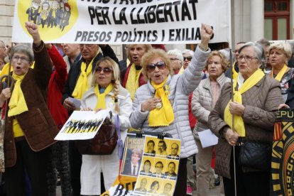 Àvies, amb el puny alçat, cantant Els Segadors, a la plaça del Mercadal de Reus, amb motiu del segon aniversari.