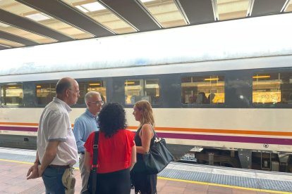 Andreu Martín, Sandra Guaita y más miembros del grupo municipal en la estación de trenes.