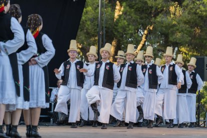 El grup Romanasul, de Romania, actuant ahir a Cambrils.