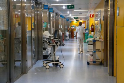 Plano general de un pasillo de la UCI de Vall d'Hebron que atiende pacientes covid.