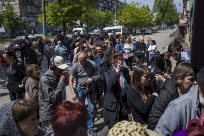 Un grupo de personas hace cola ante un centro humanitario para recibir ayuda en Zaporiyia.