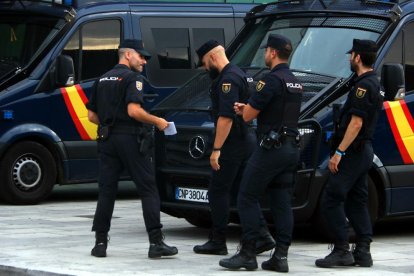 Pla mitjà de diversos agents antiavalots de la Policia Nacional a l'aeroport del Prat.