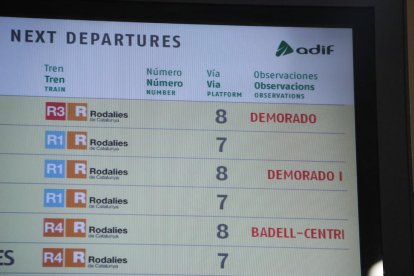 Imatge d'arxiu d'un cartell de Renfe que anuncia trens amb retards.