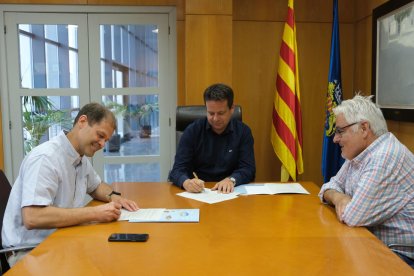 Imagen de la firma del acuerdo entre el Ayuntamiento y el Nàutic Parc