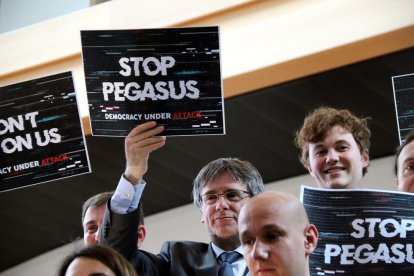 El expresidente y eurodiputado de JxCat Carles Puigdemont durante una protesta en la Eurocámara por el espionaje con Pegasus a eurodiputados.