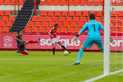 Ferran Giner intenta una centrada durant el Nàstic-La Nucía de diumenge.